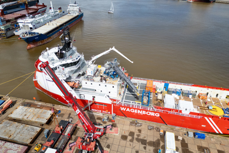 Wagenborg strengthens market position with Ampelmann gangway installation on W2W vessel Kingsborg